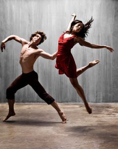Klassiske dansere ikledd moderne danseklæ